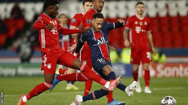 Neymar plays the ball with Bayern Munich players around him