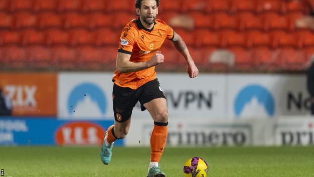 Charlie Mulgrew playing for Dundee United