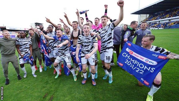 Forest Green Rovers feirer å vinne League Two-tittelen