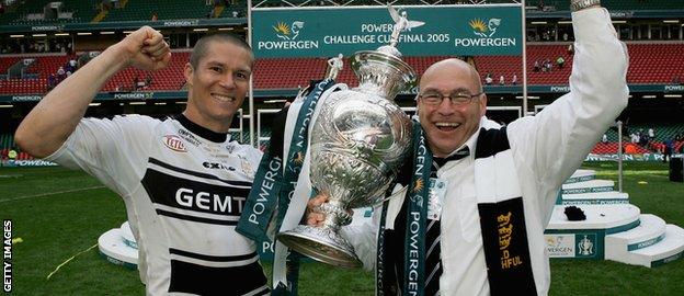 Richard Swain and John Kear with the 2005 Challenge Cup