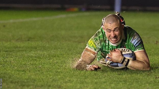 Mike Brown scores a try for Leicester against former side Harlequins