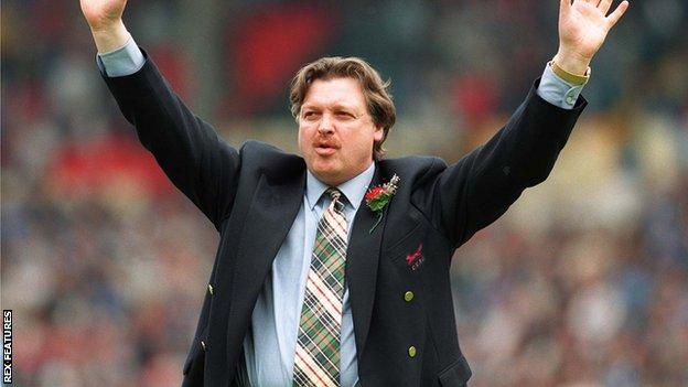 Knighton, photographié en 1995 s'adressant aux fans de Carlisle