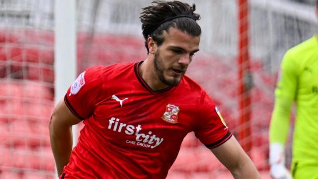 Tom Brewitt: Swindon Town defender signs new one-year contract - BBC Sport