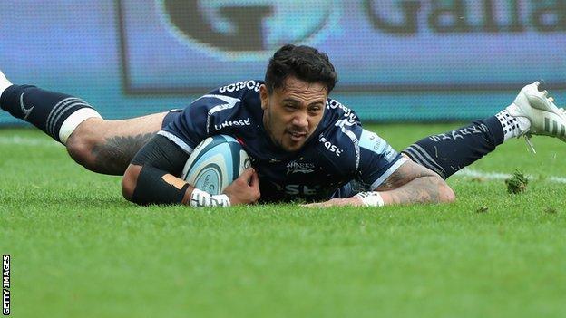 Denny Solomona scores a try for Sale against Worcester