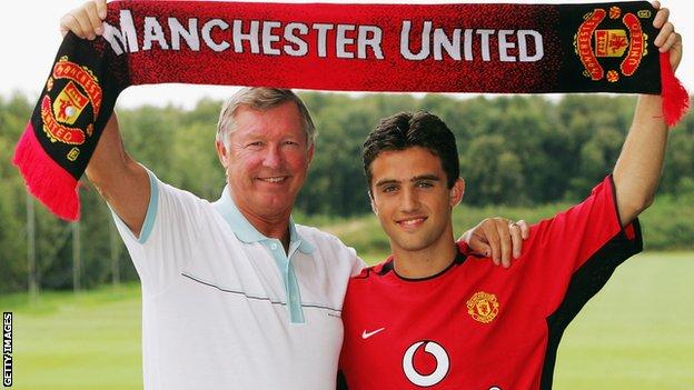 Giuseppe Rossi and Sir Alex Ferguson when he signed for United in 2004