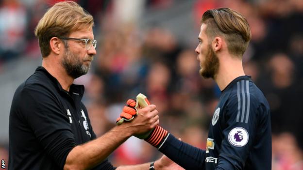 Liverpool manager Jurgen Klopp congratulates David de Gea at the end of the match