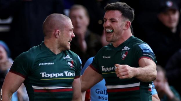 Mike Brown and Matt Scott observe  a effort   for Leicester Tigers