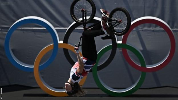 Charlotte Worthington completes a 360 backflip astatine  the Tokyo Olympics