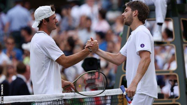 Cameron Norrie y Tommy Paul se dan la mano después de su partido de cuarta ronda de Wimbledon