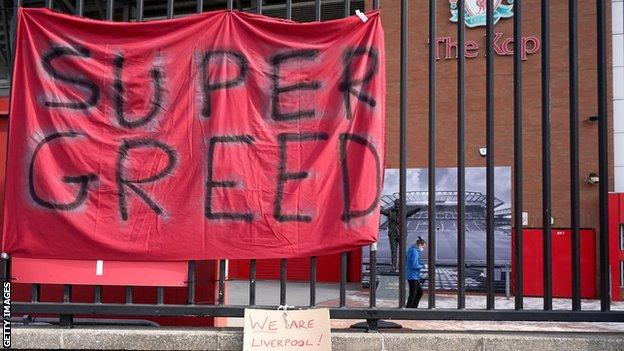 Un cartello è stato appeso fuori dallo stadio Anfield di Liverpool con la scritta 