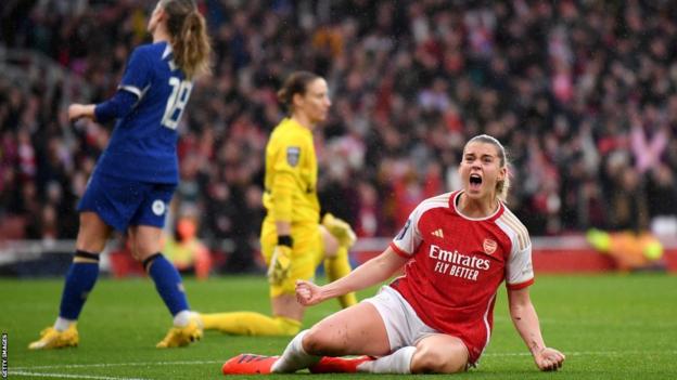 Alessia Russo scores for Arsenal