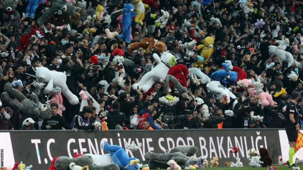 Beşiktaş taraftarları depremzede çocuklara destek için sahaya oyuncak ayılar attı.