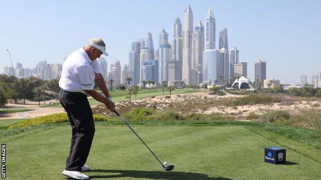 Colin Montgomerie joue dans la Dubai Desert Classic
