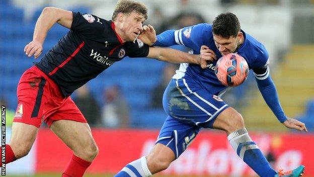 Reading's Pavel Pogrebnyak challenges Cardiff City's Sean Morrison