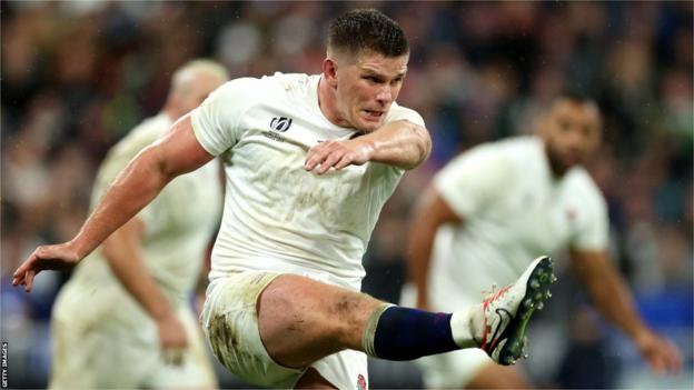 Owen Farrell kicks England's fourth penalty