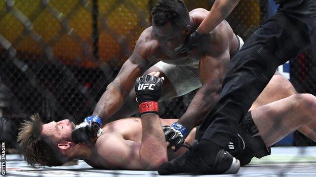 Francis Ngannou (à droite) assomme Stipe Miocic