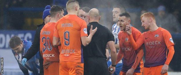 Glenavon players protested to referee Arnold Hunter after Daniel Larmour's red card