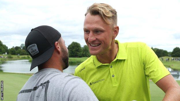 Meronk celebrates on the 18th green