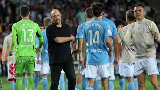 Rafael Benitez and his Celta Vigo players are left disappointed on the pitch after a La Liga match