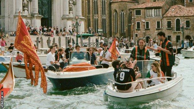 I tifosi del Venezia salpano sulle barche per partecipare allo spettacolo