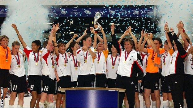 Les joueuses allemandes célèbrent leur victoire en finale du Championnat d'Europe féminin 2005 après avoir battu la Norvège en finale à Blackburn