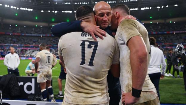 Steve Borthwick consoles players Ellis Genge and Freddie Steward