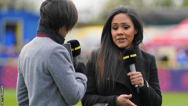 Alex Scott como parte de la cobertura televisiva de la BBC de la WSL