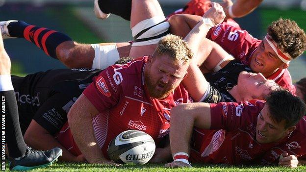 Prop Samson Lee scored Scarlets' opening try against Dragons