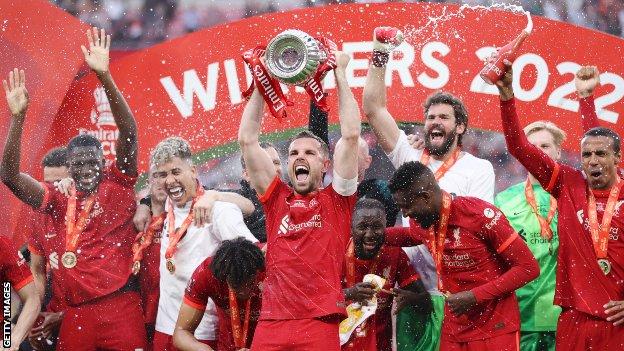 Jordan Henderson soulève la FA Cup pour Liverpool