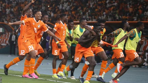 A Costa do Marfim marcou no final do tempo normal e da prorrogação em Bouake para chegar às semifinais do torneio de futebol Afcon