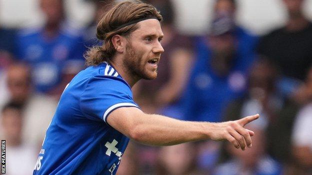 Wes Burns: Ipswich Town wing-back extends contract until 2025 - BBC Sport