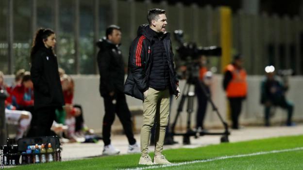 Manchester United manager Marc Skinner has defended supporters of the women's team who chanted for him to be sacked at a friendly match