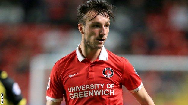 Charlton: Morgan Fox and Tareiq Holmes-Dennis extend contracts - BBC Sport