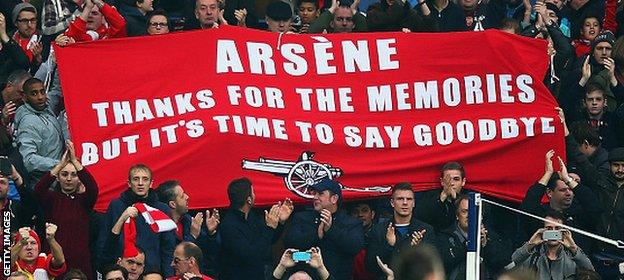 The banner criticising Wenger