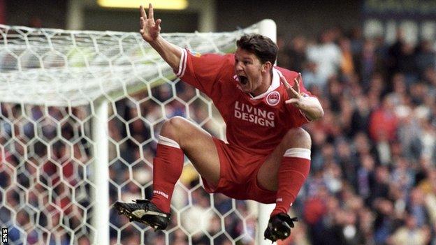 Dean Windass celebrates a goal with Aberdeen