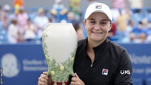 Ashleigh Barty lifts the Cincinnati Masters trophy