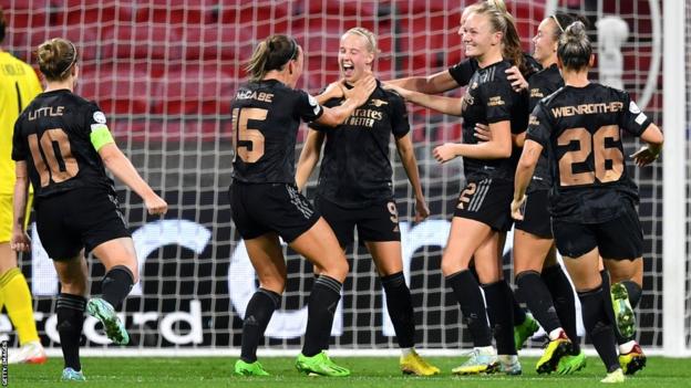 El Arsenal celebra el gol de Beth Mead ante el Lyon