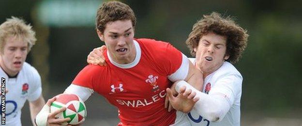 George North en action pour les moins de 18 ans du Pays de Galles contre l'Angleterre