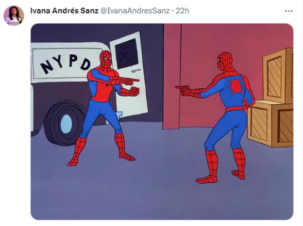 Dos personas disfrazadas de Spider-Man apuntándose