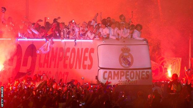 Real Madrid players arrive at Cibeles square after winning the La liga title on May 21, 2017
