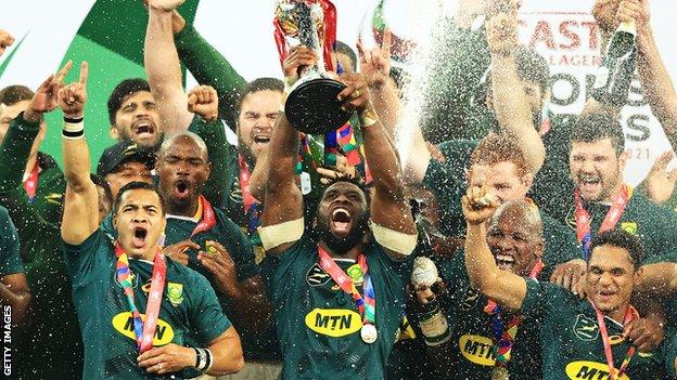 Siya Kolisi lifts the trophy