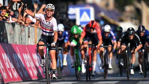 Mark Cavendish celebrates winning the final stage of the 2023 Giro d'Italia