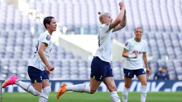 Bethany England celebra el gol del Tottenham