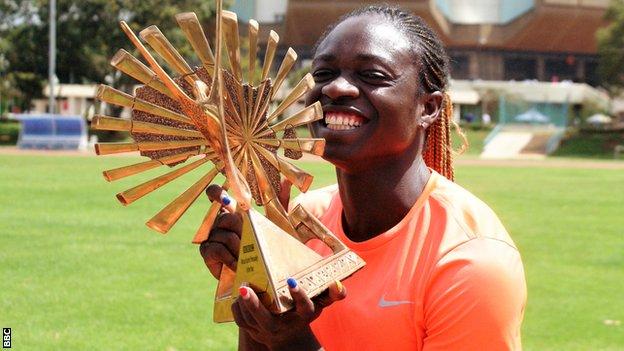 Christine Mboma avec le prix BBC African Sports Personality of the Year