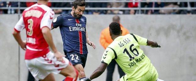 Ezequiel Lavezzi of Paris St-Germain is denied by Reims goalkeeper Kossi Agassa