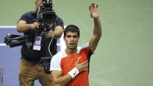 Carlos Alcaraz salutes the crowd after winning the 2022 US Open