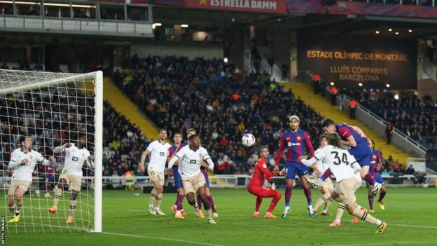 Robert Lewandowski scores against Valencia with a header