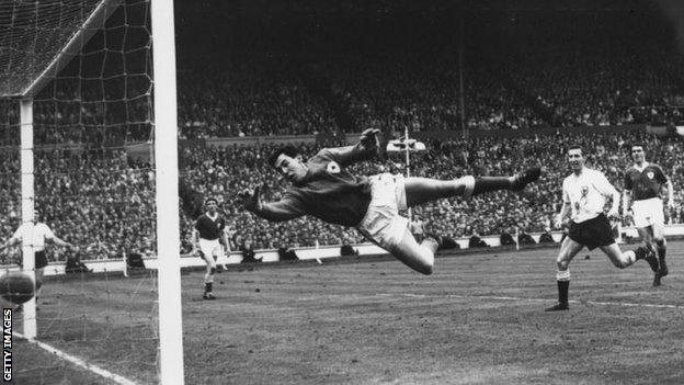 Gordon Banks in action for Leicester against Spurs in the 1961 FA Cup final