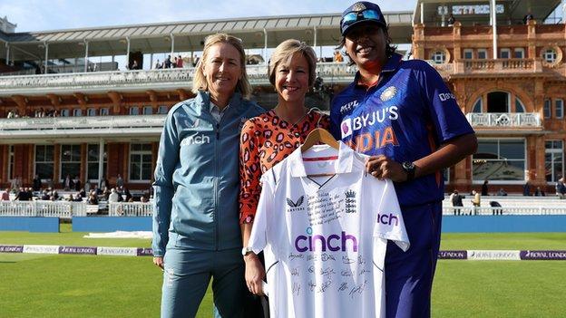 Jhulan Goswami recibió una camiseta inglesa firmada por Lisa Keightley y Clare Connor antes de su ODI más reciente en Lord's 