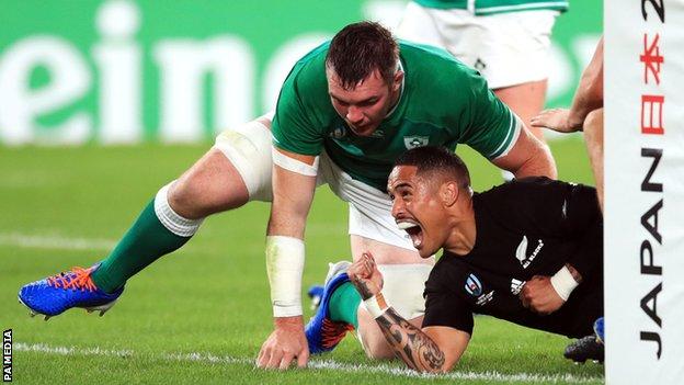 Scrum-half Aaron Smith scored two early tries for New Zealand